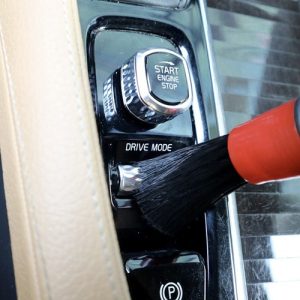 čopič za čiščenje avtomobila ki čisti tipke v notranjosti avta