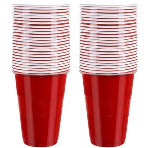Dva stolpa rdečih lončkov iz komplet za Beer Pong, prikazana za organizirano hrambo in enostavno postavitev.