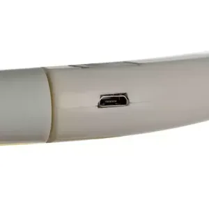 Podroben pogled na USB priključek svetleče LED ovratnice, ki omogoča enostavno polnjenje.