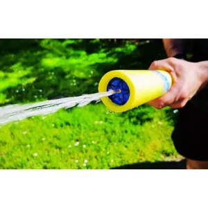 Konica vodne pištole ki skozi šobo brizga curek vode. Črpalko držijo moške roke.